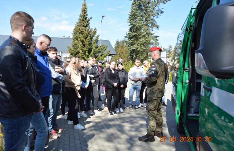 Pokaz ambulansu kryminalistycznego – zajęcia interdyscyplinarne zorganizowane w ramach działań Koła Naukowego Bezpieczeństwo