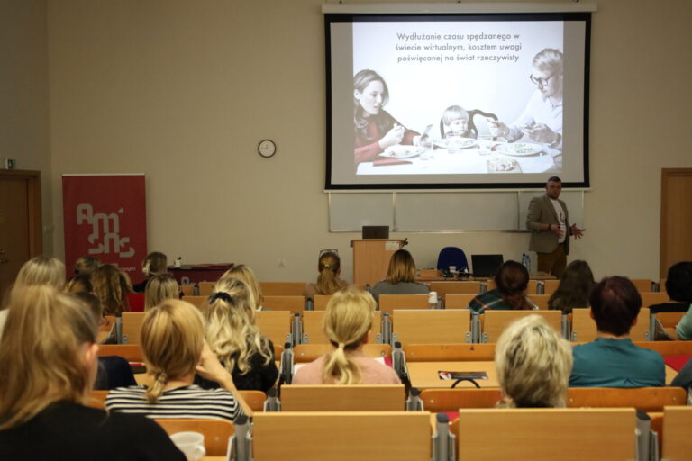 Spotkanie dla dyrektorów i kadry pedagogicznej szkół z Elbląga i okolic – szkolenie „Zachowania ryzykowne dzieci i młodzieży w  świecie cyfrowym”