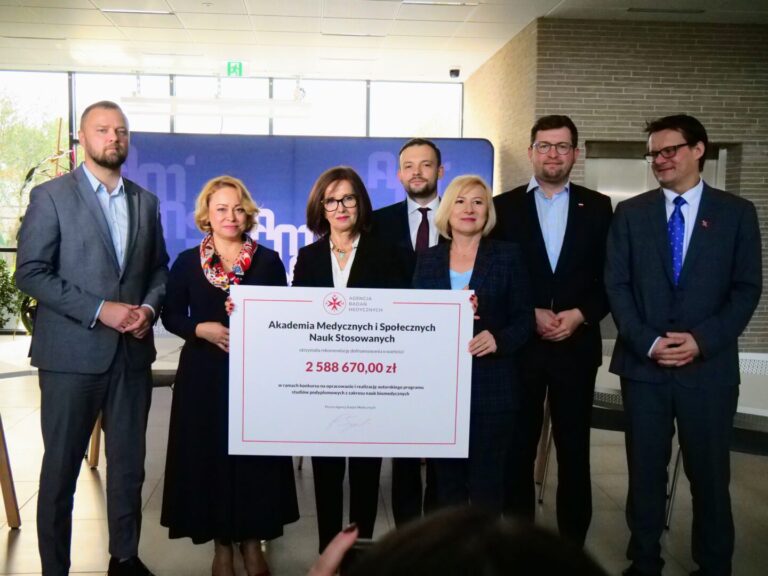 Dofinansowanie na realizację autorskiego projektu dotyczącego innowacyjnych metod kształcenia podyplomowego.