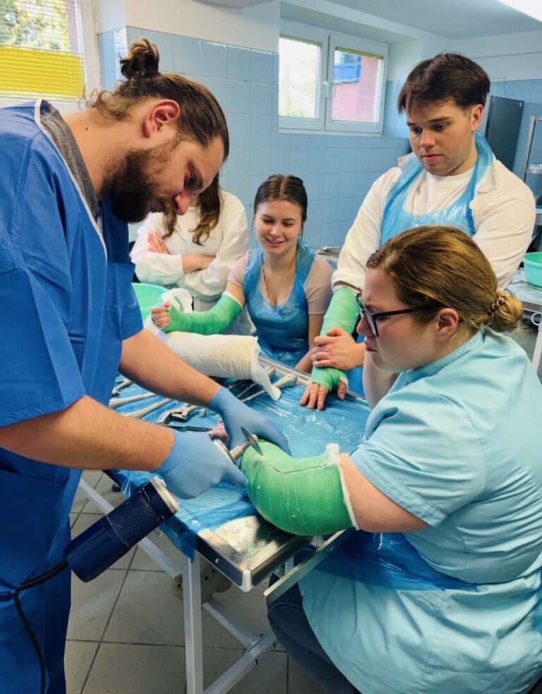 Warsztaty z gipsowania zorganizowane przez IFMSA-Poland Oddział Kandydat Elbląg