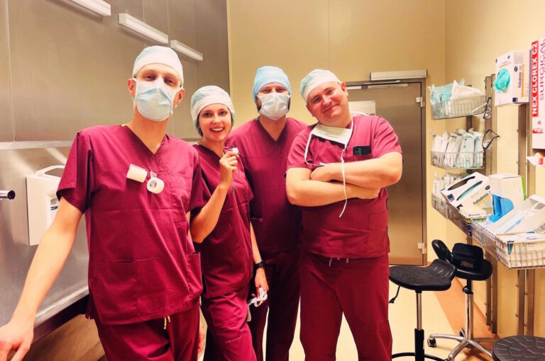 Studenci trzeciego roku kierunku lekarskiego na nowoczesnej operacji neurochirurgicznej