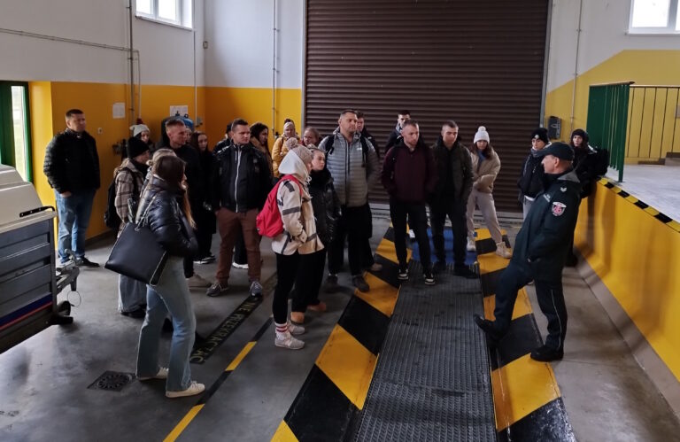 Wizyta studentów WAiNS w Oddziale Celnym w Grzechotkach: zapoznanie z procedurami granicznymi i nowoczesną technologią kontroli