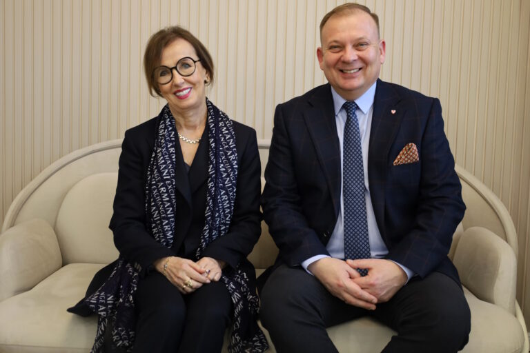 Prezydent Elbląga w Akademii: inspirujące spotkanie o dowodzeniu i rozwoju miasta