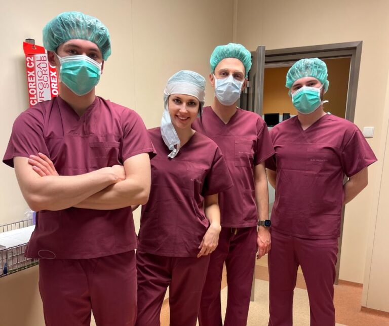 Operacja neurochirurgiczna z udziałem studentów kierunku lekarskiego