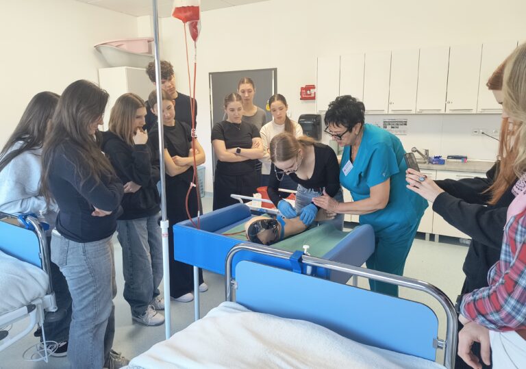 Uczniowie liceów odkrywali tajniki medycyny podczas warsztatów
