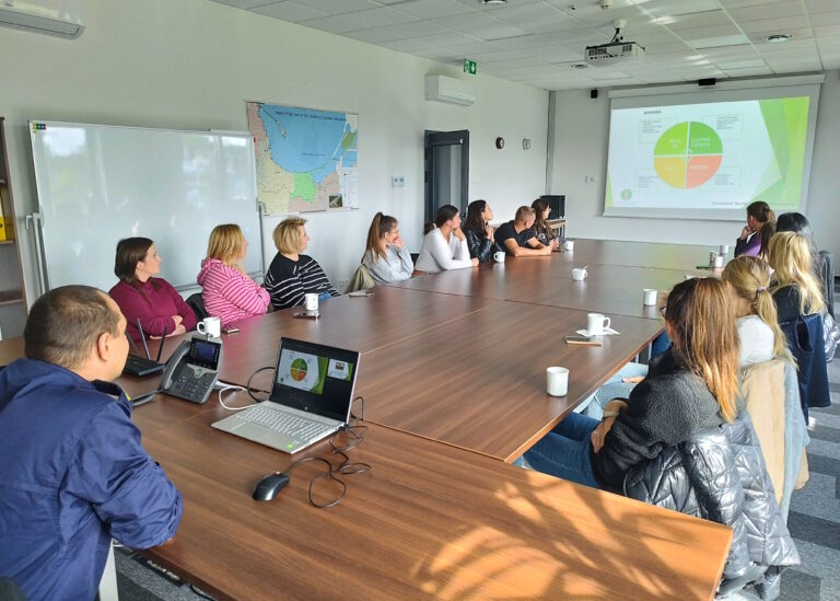 Wizyta studentów administracji w bazie Straży Granicznej w Starej Pasłęce