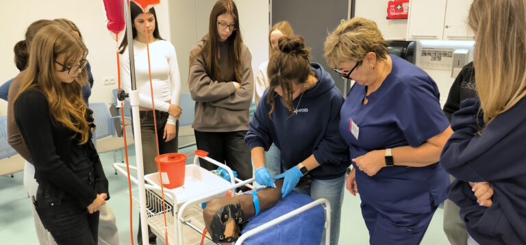 Wizyta uczniów III LO w Akademii Medycznych i Społecznych Nauk Stosowanych