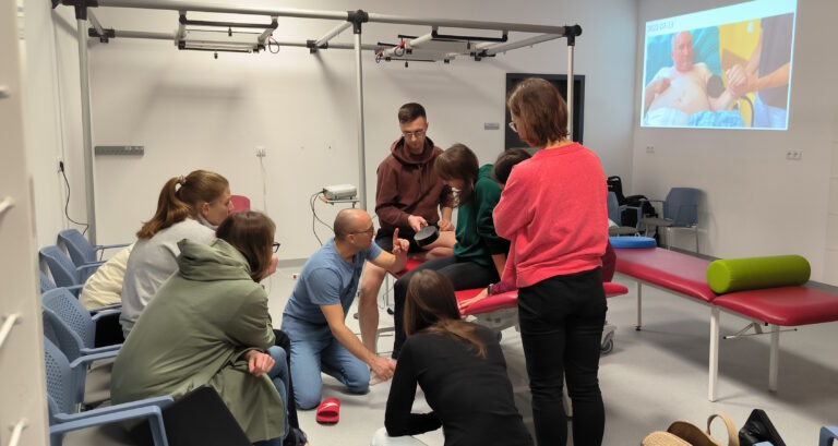 Fizjoterapia w końcowej fazie życia pacjentów z niewydolnością oddechową w warunkach domowych z wykorzystaniem narzędzi telemedycznych (FIZJO) – zobacz, jak wyglądała I edycja studiów i zapisz się na II!