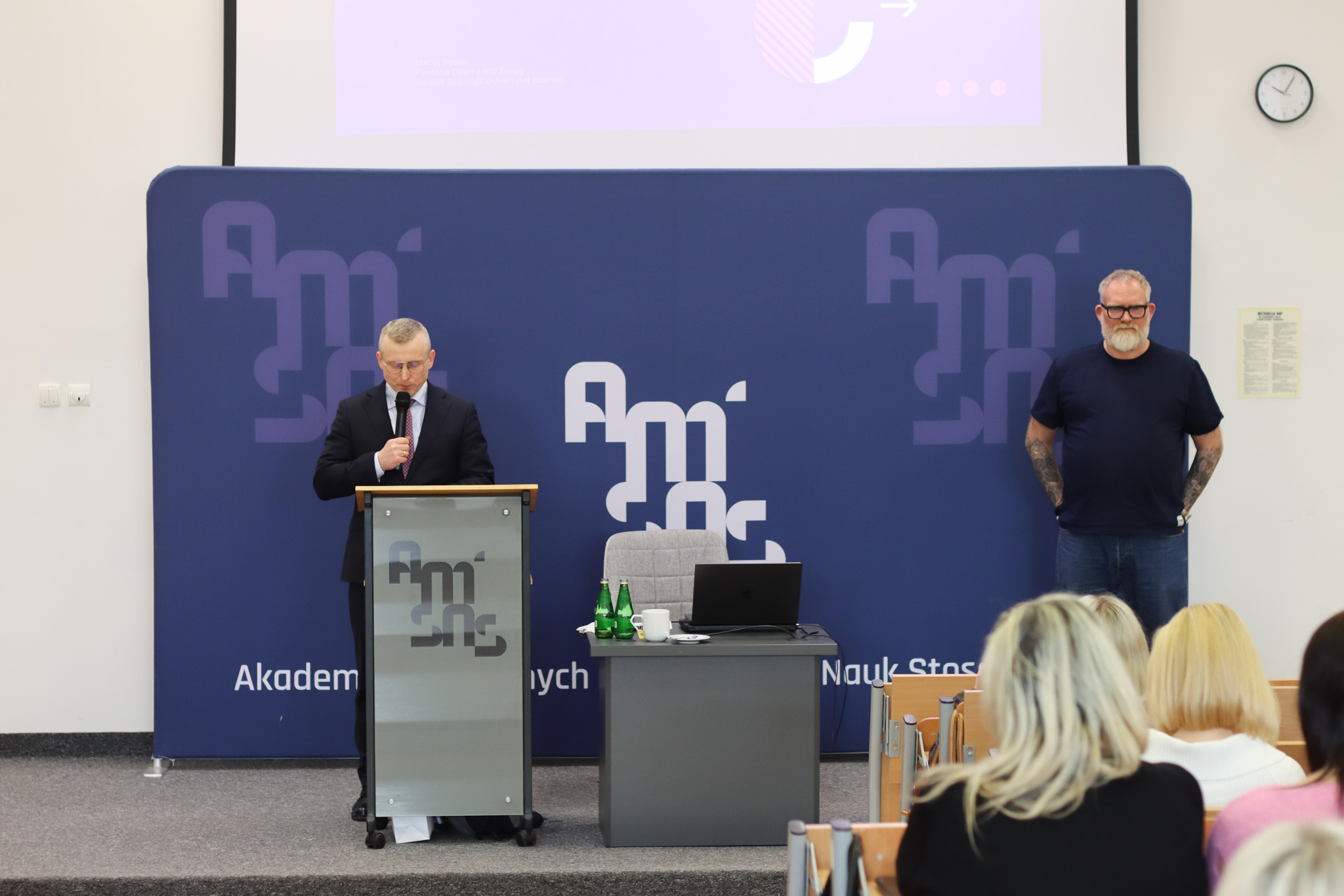 Uzależnienia cyfrowe i zachowania ryzykowne młodzieży – szkolenie z dr. Maciejem Dębskim